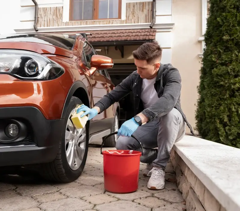 Lavage auto à domicile La Trinité-du-Mont : professionnel intervenant sur un véhicule